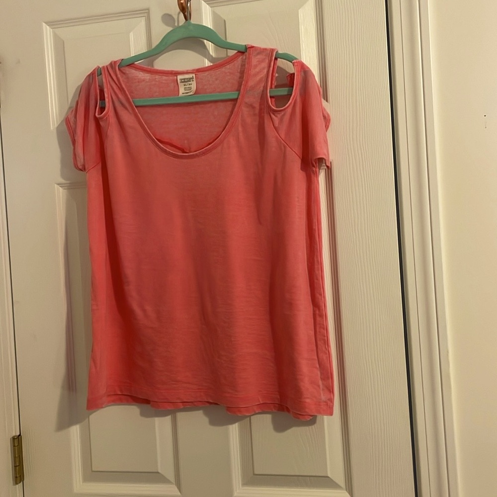 EXIST pink cold shoulder top! Unique look w/tied sleeves/distressed look.Sz XL
